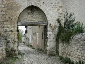 Charroux - East Gate en de gevels van huizen op de achtergrond, in Bourbonnais