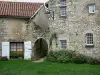 Charroux - Gevels van huizen op de binnenplaats van de Ladies in Bourbonnais