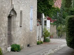 Charroux - Gevels van huizen in het dorp