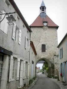 Charroux - Glockenturm (Uhrtur) und Häuserfassaden der Strasse Horloge