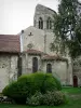 Charroux - Kerk van St. Johannes de Doper toren bekroond door een afgeknotte