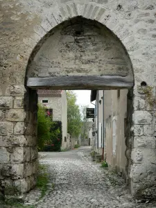 Charroux - East Gate e facciate di case in background