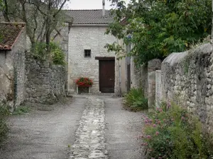Charroux - Blühende Gasse und Häuser des Dorfes