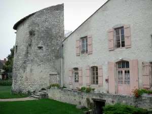 Charroux - Wachturm und Hausfassade