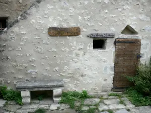 Charroux - Bench e di fronte alla torre di guardia