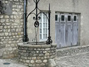 Charroux - Brunnen und Hausfassade