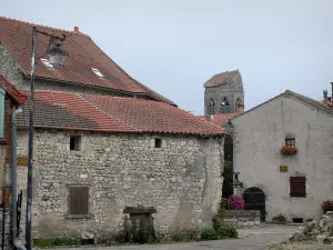 Charroux - Häuserfassaden, blühender Brunnen und Glockenturm der Kirche Saint-Jean-Baptiste