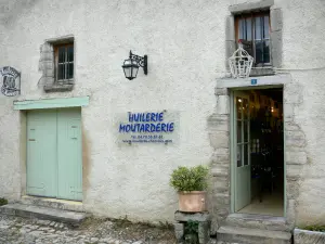 Charroux - Façade de l'huilerie-moutarderie