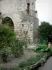 Charroux - Porte d'Orient, lampadaire et rosiers en fleurs (roses)