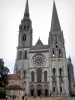 Chartres - Façade de la cathédrale Notre-Dame (façade occidentale de l'édifice gothique) : portail Royal et flèches