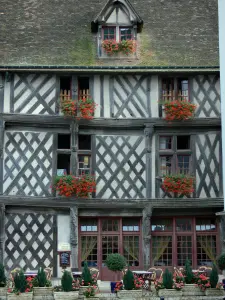 Chartres - Maison du Saumon avec sa façade à pans de bois, ses fenêtres ornées de géraniums (fleurs) et sa terrasse de café