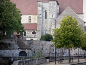 Chartres - Église Saint-André abritant un centre d'expositions, passerelle enjambant la rivière Eure, arbres, lampadaire et bancs