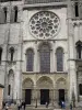 Chartres - Façade de la cathédrale Notre-Dame (façade occidentale de l'édifice gothique) : portail Royal et rose (rosace)