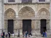Chartres - Cathédrale Notre-Dame : portail Royal (façade occidentale de l'édifice gothique) avec ses tympans sculptés (statuaire, sculptures)