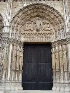 Chartres - Cathédrale Notre-Dame : porte centrale du portail Royal (façade occidentale de l'édifice gothique) avec son tympan sculpté (statuaire, sculptures)