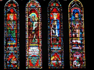 Chartres - Innere der Kathedrale Notre-Dame (gotischer Bau): bunte Kirchenfenster