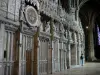 Chartres - Innere der Kathedrale Notre-Dame (gotischer Bau): Umfassung des
Chor (Chorturm) mit seiner astronomischen Uhr und seinen Statuen
(Bildhauerkunst)