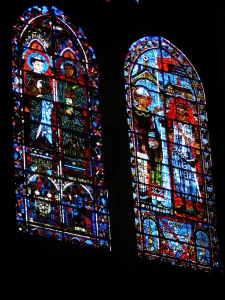 Chartres - Intérieur de la cathédrale Notre-Dame (édifice gothique) : vitraux