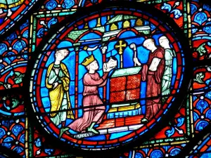 Chartres - Innere der Kathedrale Notre-Dame (gotischer Bau): bunte Kirchenfenster
