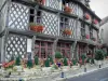 Chartres - Maison du Saumon avec sa façade à pans de bois, ses fenêtres ornées de géraniums (fleurs) et sa terrasse de café, dans la vieille ville