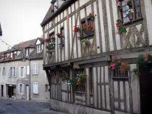 Chartres - Fachwerkhaus mit Fenster geschmückt mit Blumen, in der Altstadt