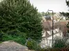 Chartres - Baum, Strassenlaternen und Häuserdächer der Stadthäuser