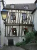 Chartres - Fachwerkhaus mit Fenster geschmückt mit Blumen, Strassenlaternen