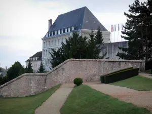 Chartres - Garden of the Bishop's palace and buildings of the city