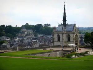 Château d'Amboise - Chapelle Saint-Hubert de style gothique flamboyant, pelouses et terrasse avec vue sur les toits des maisons de la ville et l'église Saint-Denis