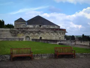 Château d'Amboise - Tour Heurtault, pelouse, bancs en bois et nuages dans le ciel bleu