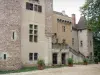 Château d'Aulteribe - Façade et escaliers fleuris du château médiéval ; sur la commune de Sermentizon