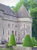 Château d'Auzers - Tour d'angle du château médiéval et buis taillés