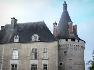 Château d'Azay-le-Ferron - Machicolated toren en voorgevel van het kasteel