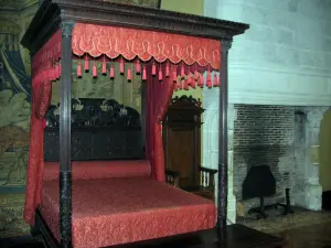 Château d'Azay-le-Rideau - Intérieur du château : chambre du maître de maison (lit à baldaquin)