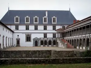 Château de la Bastie-d'Urfé - Cour d'honneur et ailes (bâtiments) du château Renaissance ; à Saint-Étienne-le-Molard