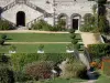 Château de La Batisse - Jardin du château : pelouses, arbustes, escaliers ; à Chanonat