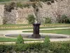 Château de La Batisse - Jardin du château : bassin d'eau entouré d'arbustes et de pelouses ; à Chanonat