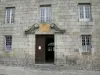 Château de la Baume - Porte d'entrée du château ; sur la commune de Prinsuéjols