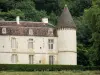 Château de Bazoches - Ancienne demeure du Maréchal de Vauban : tour ronde et façade du château féodal ; dans le Parc Naturel Régional du Morvan