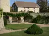 Château de Beauvoir - Jardin, pont et dépendance du château ; sur la commune de Saint-Pourçain-sur-Besbre, dans le val de Besbre (vallée de la Besbre)