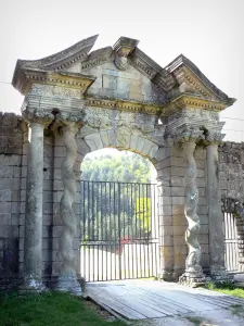 Château de Boulogne - Portail Renaissance, porte d'entrée du château, avec ses colonnes torses