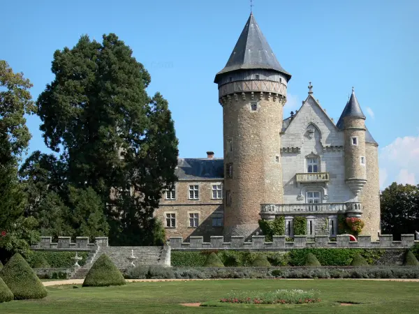 Château de Busset - Jardin à la française, tour d'Orion et corps de logis du château