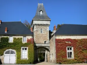 Château de Busset - Châtelet d'entrée du château