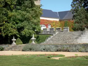 Château de Busset - Escalier et jardin à la française