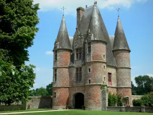 Château de Carrouges - Gatehouse flanked by turrets