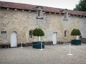 Château de Cazeneuve - Cour du château - Accueil