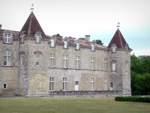 Château de Cazeneuve - Façade et tours du château