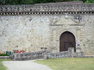 Château de Cazeneuve - Porte d'entrée du château