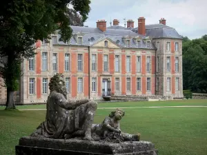 Château de Chamarande - Departmental Domain of Chamarande: sculpture (statue) of a stepped cascade in the foreground, lawns of the park and facade of the Louis XIII-style château