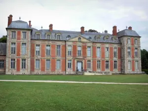 Château de Chamarande - Departmental Domain of Chamarande: facade of the Louis XIII-style château and alley lined lawns